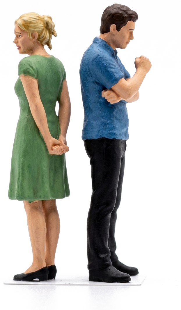 Casal representado em miniatura, em clima de separação